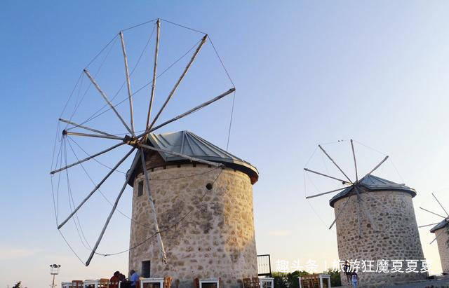 地中海风情的蓝白小镇，以风车和冲浪闻名，被誉为土耳其版圣托里