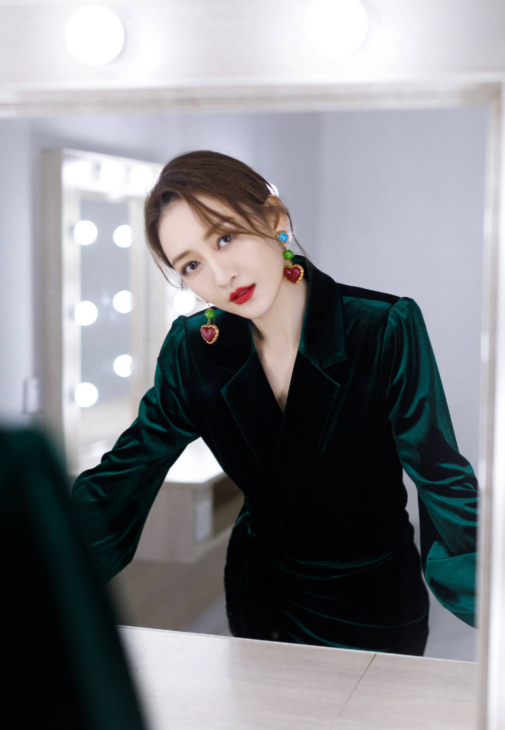 王鸥最新写真大片释出绿色深v长裙气质温婉