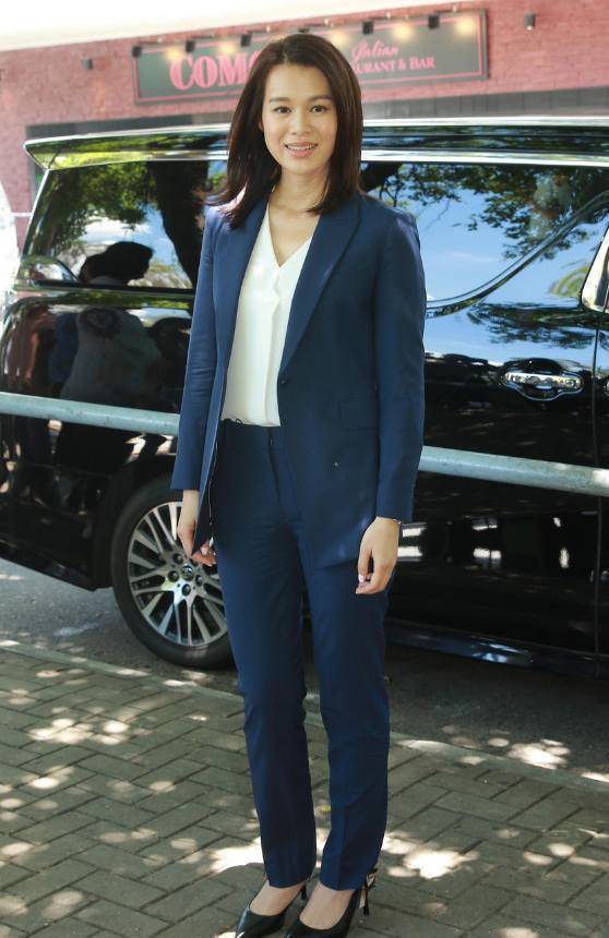 原创胡杏儿挺孕肚现身白色连体衣撑的好紧本人肤色黑并不漂亮