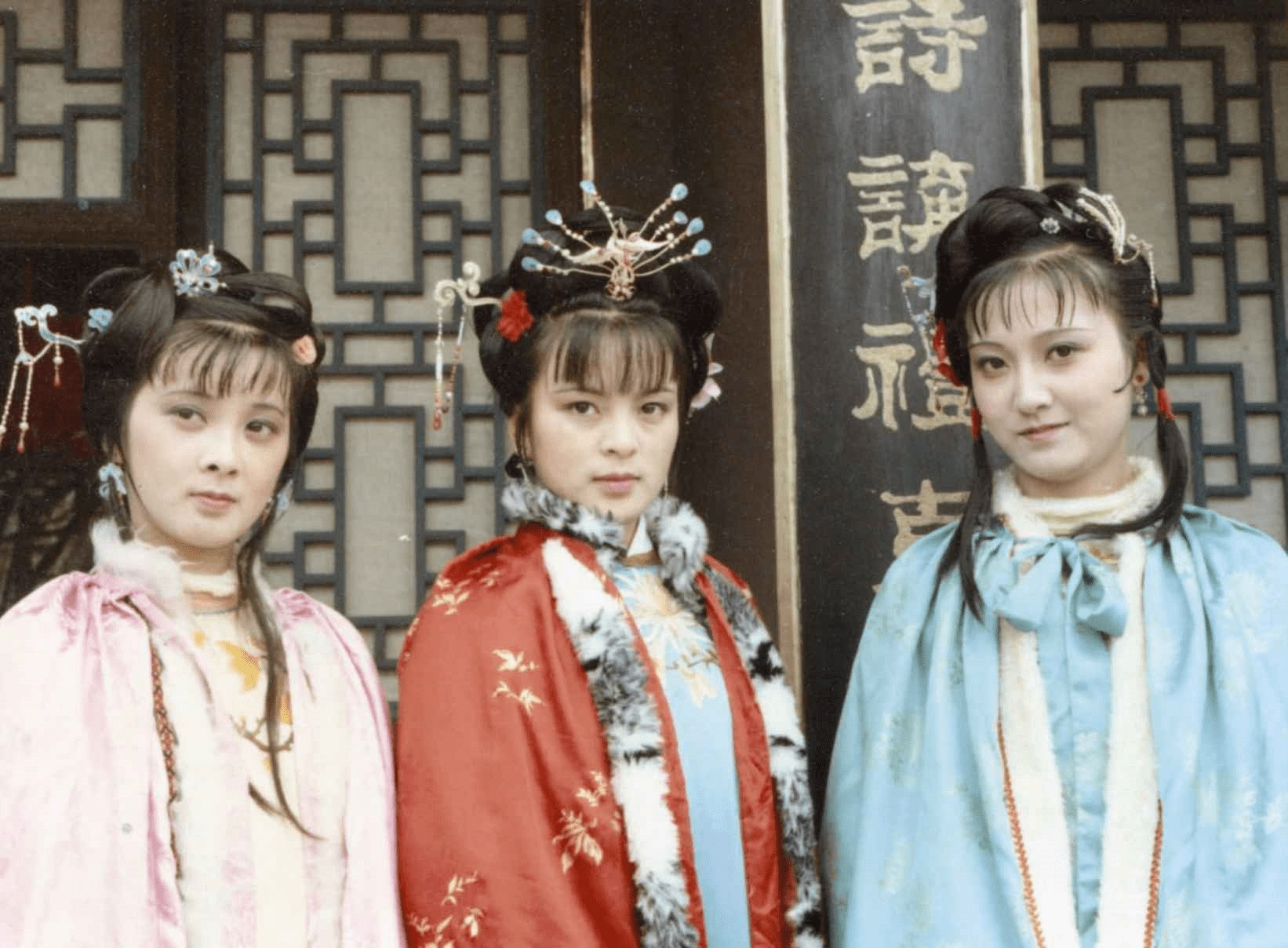 三春三姐妹里,惜春年纪小,又是宁府的,自然不太理论这些客人们,三姑娘