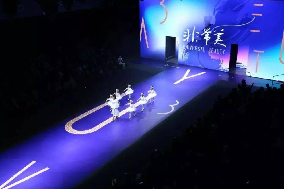 秀场内外包括舞台均为无台阶设计,地贴画面既能与主视觉相统一,又能