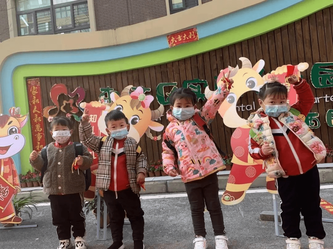 教幼儿园小朋友舞龙视频 674df2f8e73d43968091b287e68d7b48.png