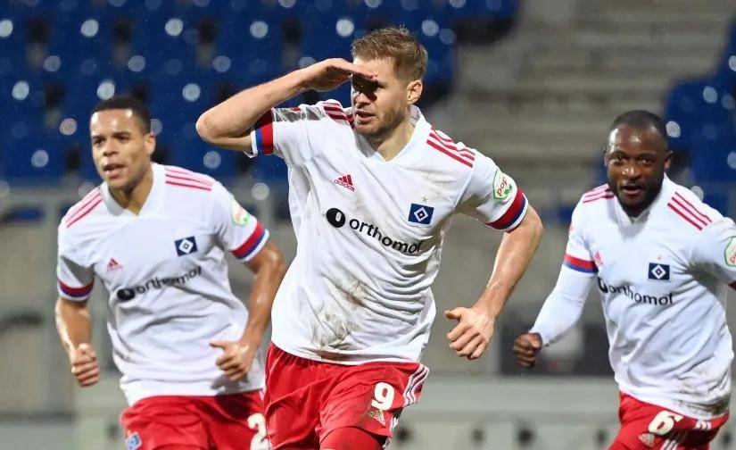 在汉堡本赛季的队况下,身高1米92的德国高中锋特罗德发挥出色,出战23