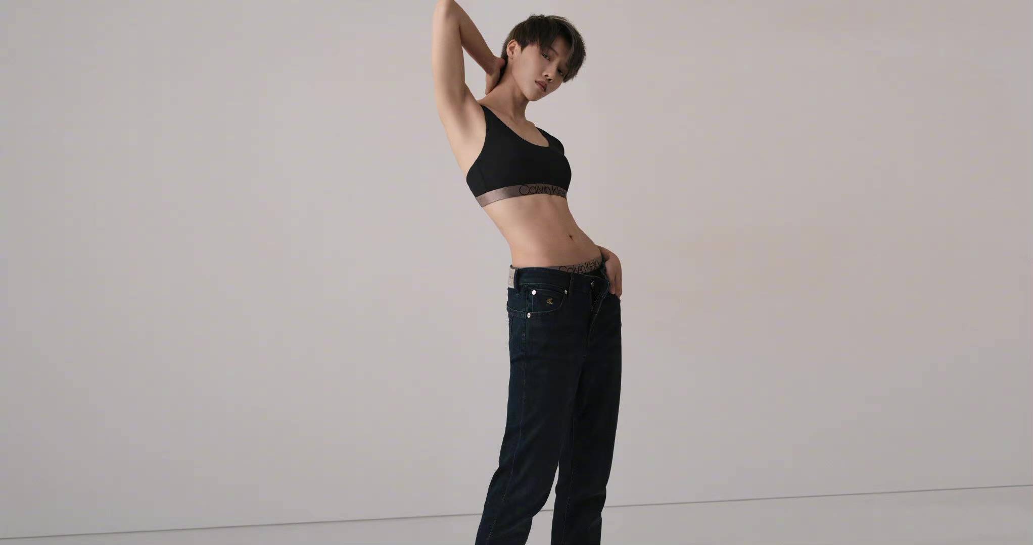 刘雨昕运动内衣大片曝光 大秀中性美腹肌线条性感