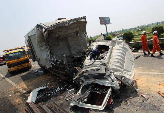 發生交通事故將車從山東拖回高安的拖車費法院判決由保險公司承擔