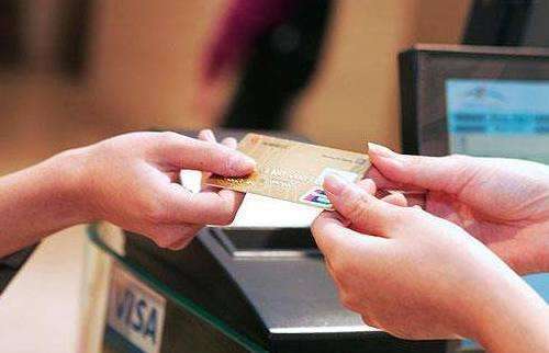 同学聚会,买单时集体装傻,女会计主动结账,走出酒店后大家蒙住_陈嘉