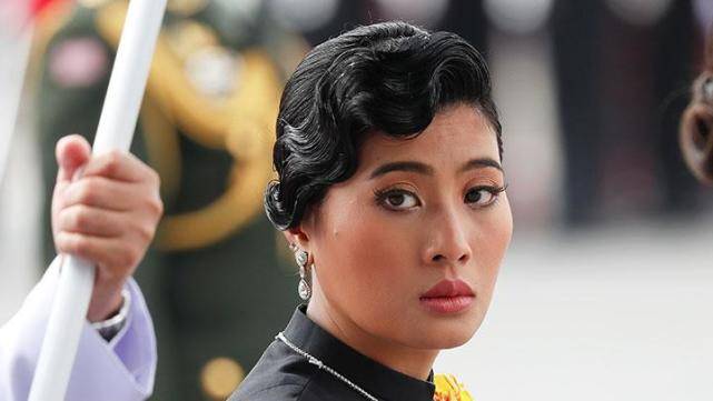 泰王两女儿共用一张脸神兽公主裹黑衣眼神凶狠比异母姐姐老气