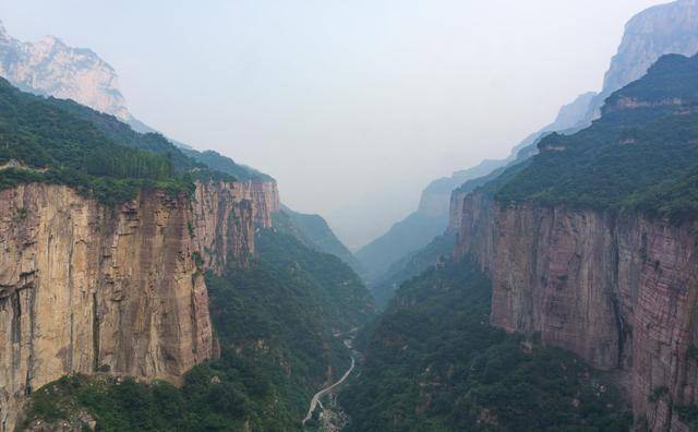 河南新乡八里沟，红岩石绝壁、碧水奇峡，风景美如画