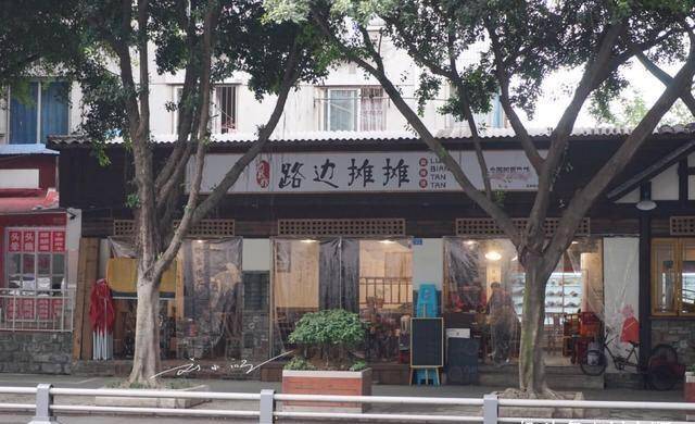 外地游客到四川成都旅游，看见当地的招牌都笑了：成都人真幽默