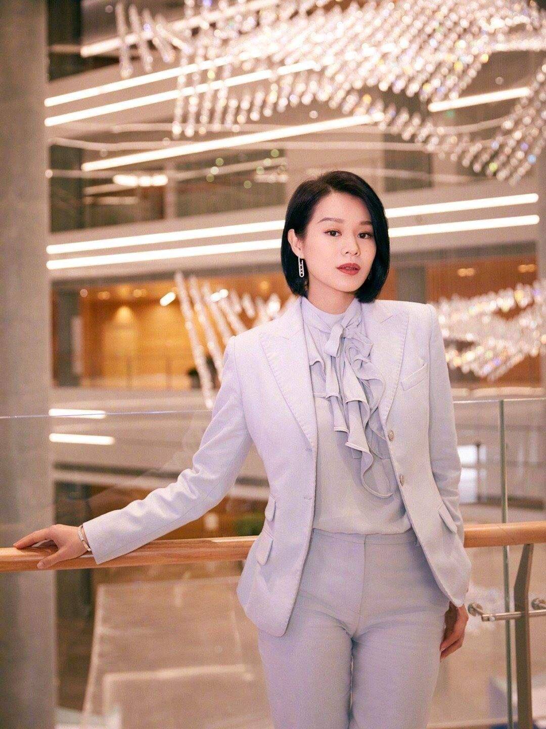 原创胡杏儿穿衣真大胆穿粉色西装的真空穿法亮相又飒又有气场