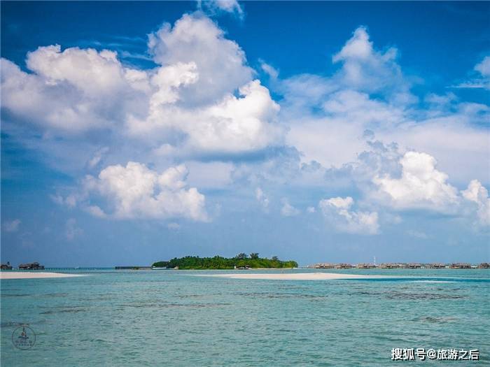 马尔代夫适合潜水的岛屿，岛上有一个塔，可以欣赏下龙湾全景