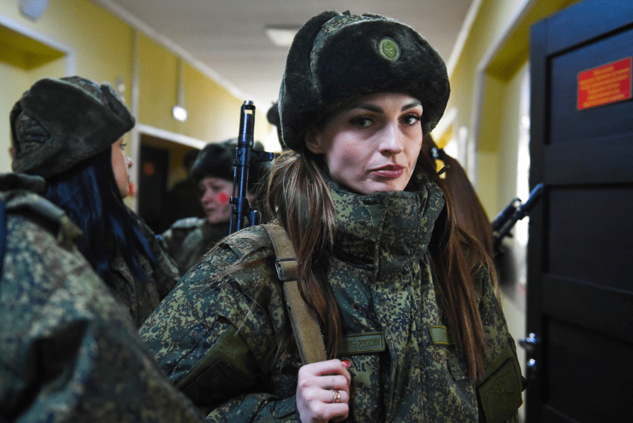 原创俄罗斯军方组织女兵进行职业技能竞赛真是巾帼不让须眉