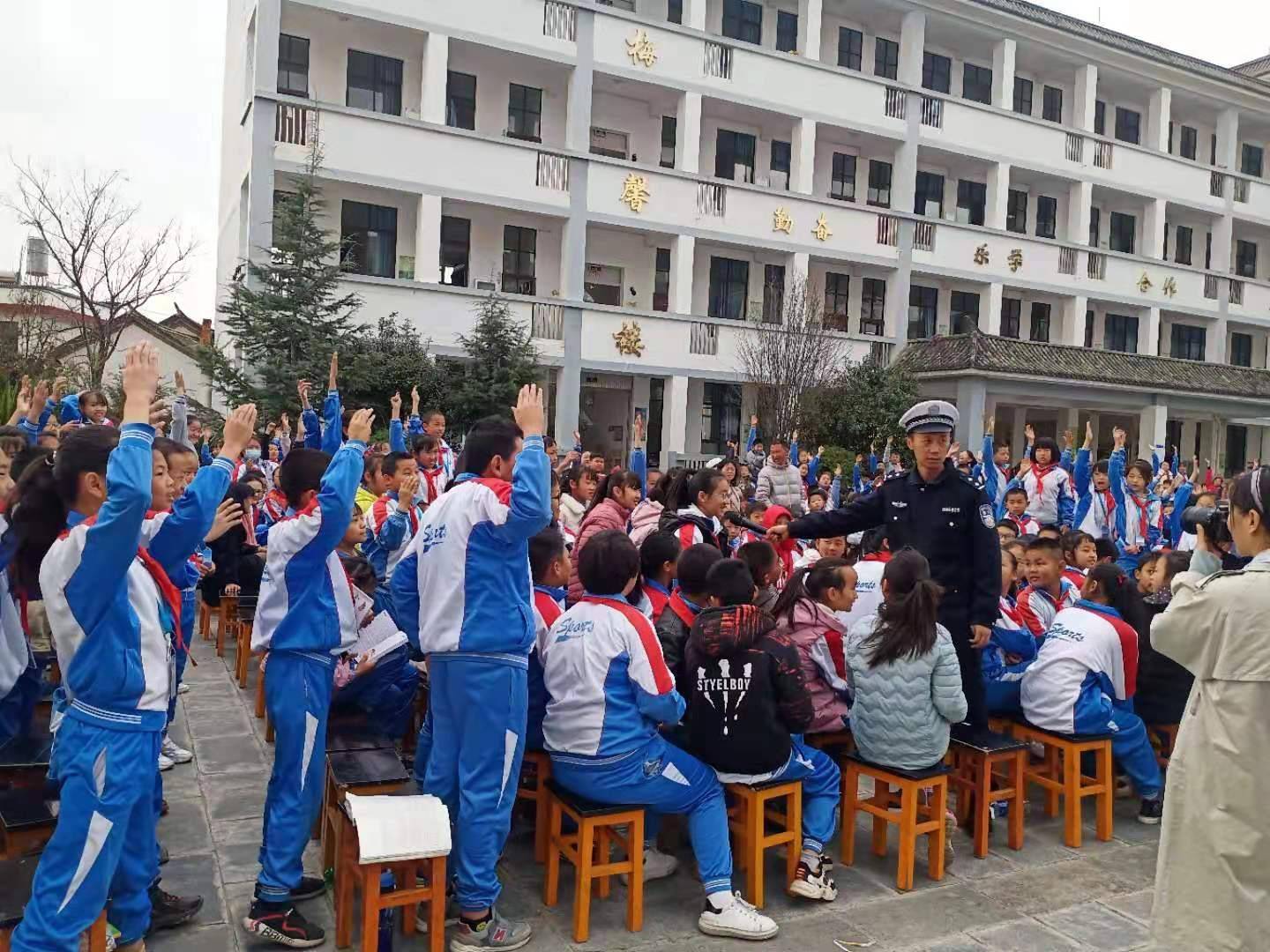 保山隆阳区板桥镇开展法律进校园活动