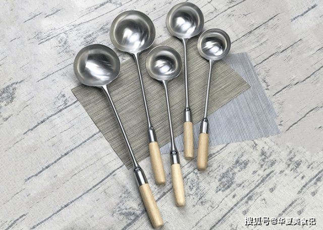 问他为什么这样,他说酒店大厨都这样,几乎都是用大马勺,锅铲只会偶尔