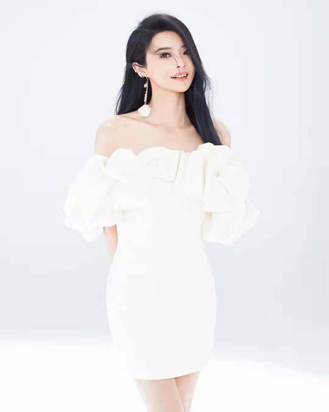 据悉,唐薇个人单曲《一起走天涯》已经上线便获得上亿点击率,取得各大