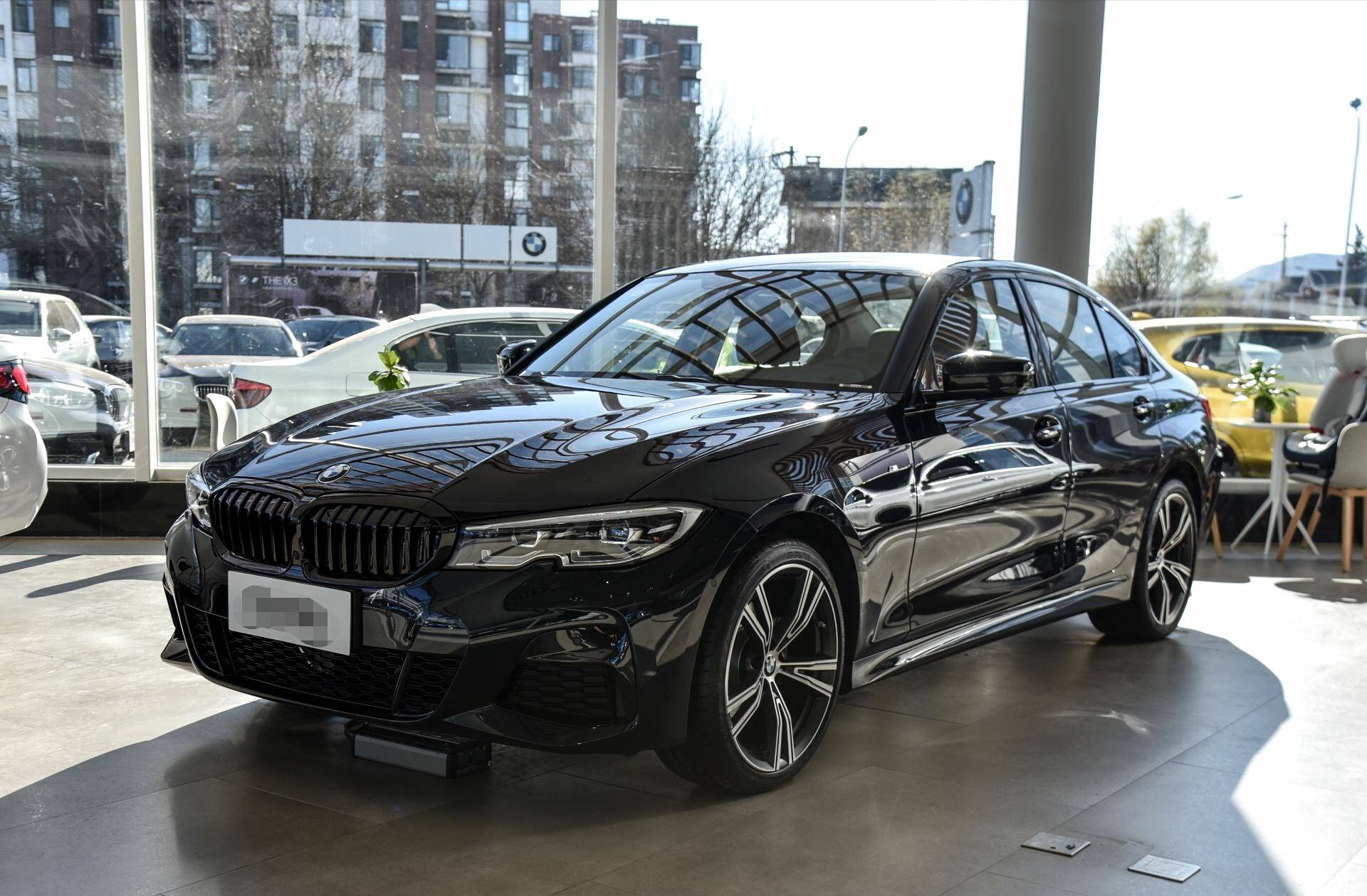 曜黑套件20t加速仅8秒造型最酷的宝马3系亮相比a4接地气