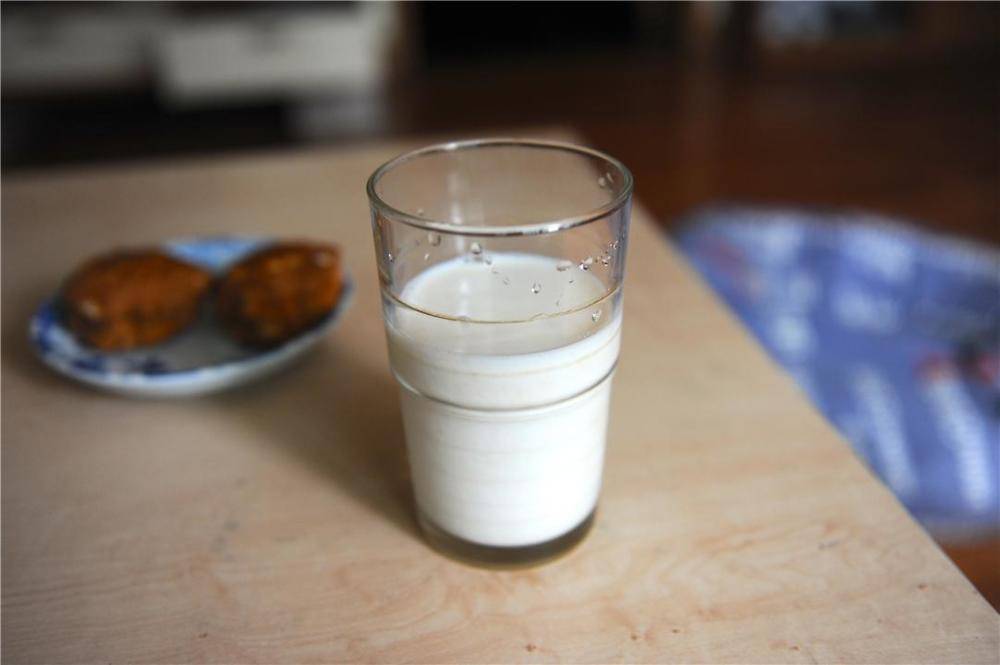 又按照一定标准,再次将脂肪重新添加进去,就成了全脂,低脂牛奶