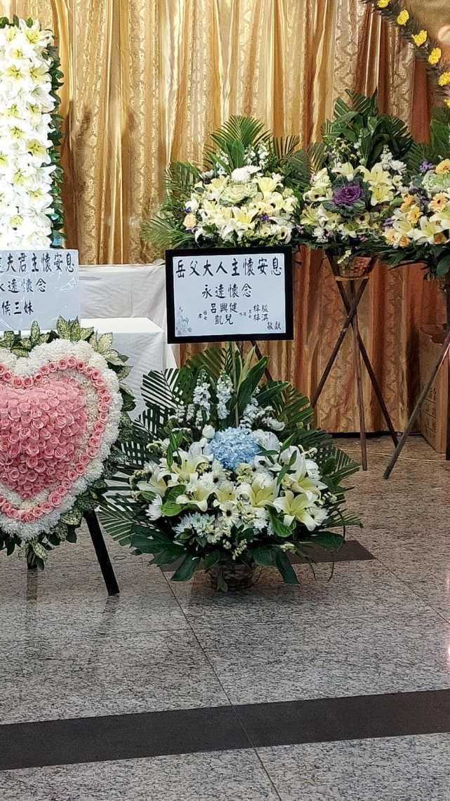 吴孟达丧礼现场照片公开,爱妻和子女以及女婿等都敬献了花牌