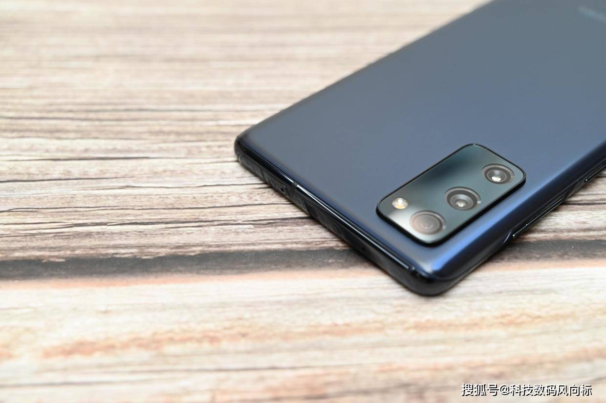 三星galaxy s20 fe摄像头这部分的凸起比较明显,而且设计上也比较一般