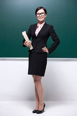 教师穿工作服上课你赞同吗