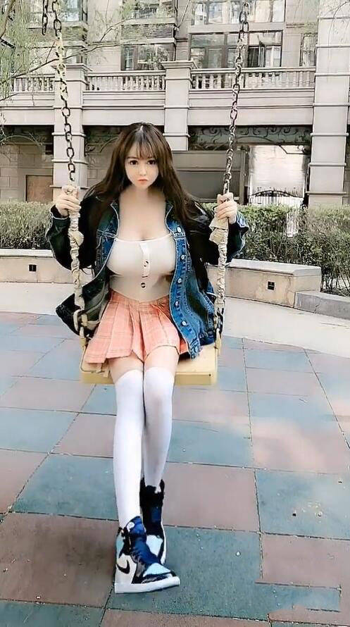 时尚美女网红打扮成 芭比娃娃 展示出00后的审美风格 少女