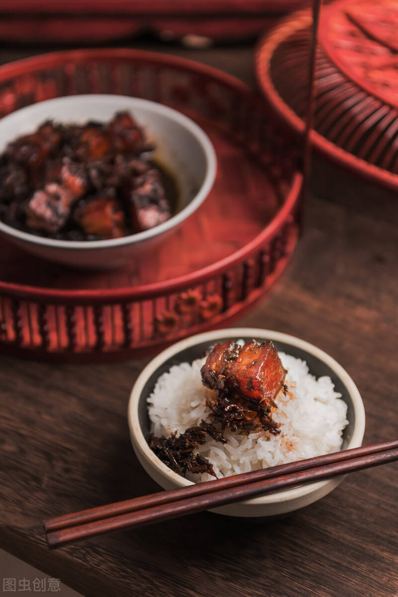 怎样做梅干菜红烧肉 1477711b7a1f4bcfbefcef84802cdf48.jpeg