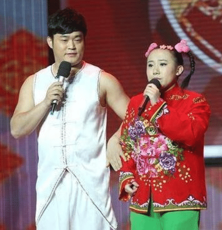 在下一次公演的途中,我渐渐喜欢上了丫蛋和她的搭档王金龙.