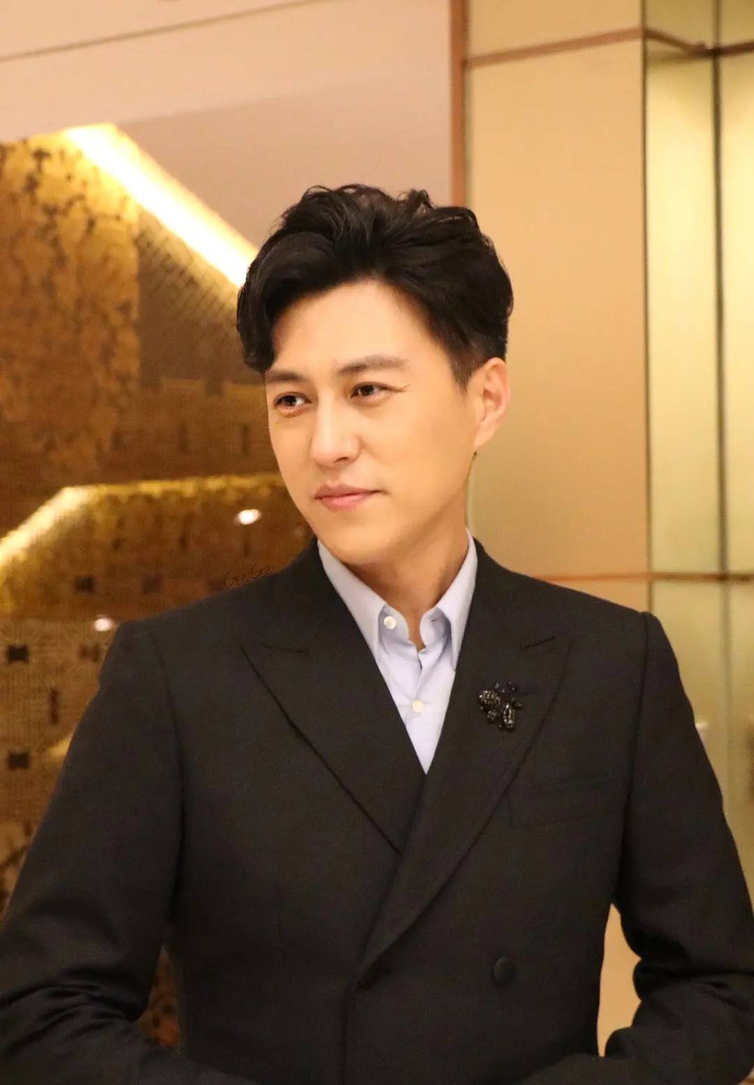 靳东新戏近照流出,身材发福霸总气质不见,网友:难逃中年危机_回应