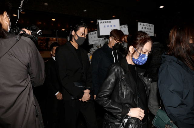 遗孀侯珊燕,儿子吴韦仑,双胞胎女儿吴凯欣和吴凯儿在安息礼结束后