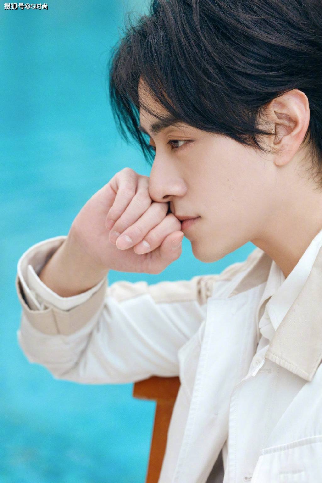 郑云龙一身纯白色系,绅士休闲的造型尽显俊朗潇洒