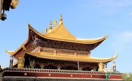 青海这座寺庙，素有“净上津梁”的美名，是“神奇西北”百景之一