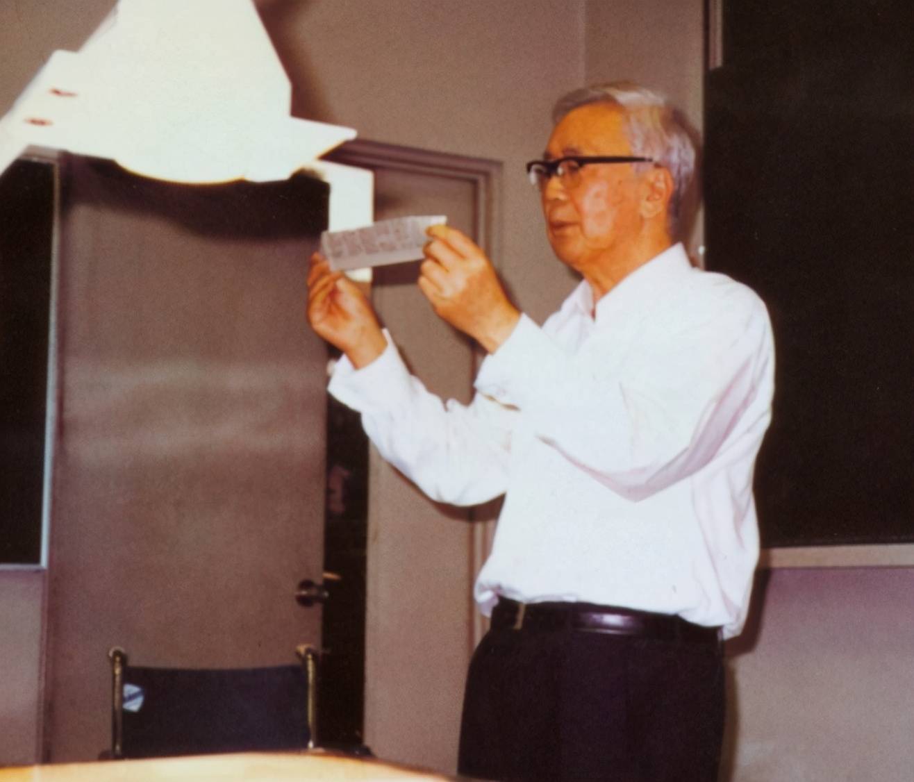 读书要从薄到厚,再从厚到薄华罗庚认为:"学习,是实事求是的事情,急于