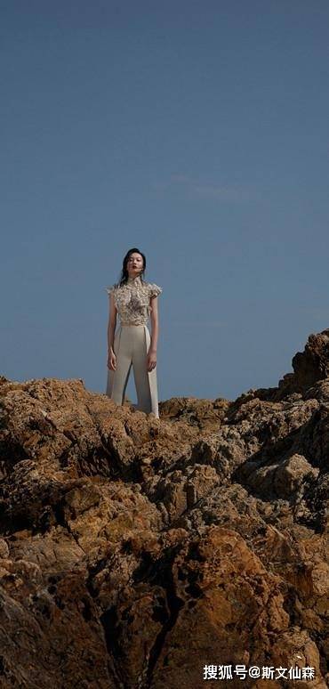 原创千万网红贝勒爷晒杂志新照水里凹造型美到犯规发际线一点不秃