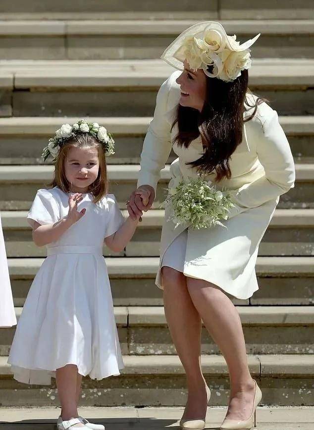 梅根说,"在婚礼几天前,凯特因为花童礼服不高兴,把我惹哭了,因为这真