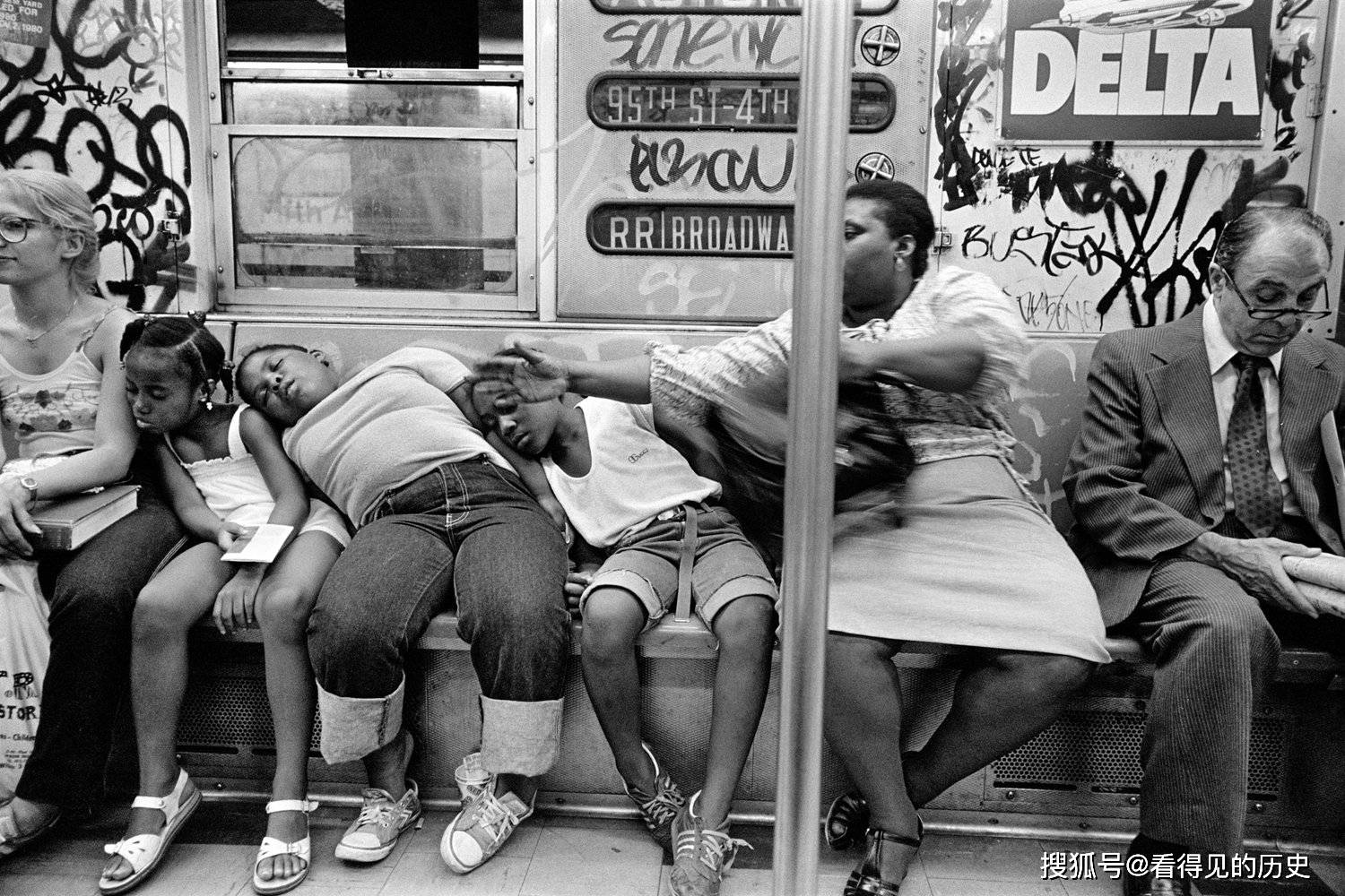 老照片80年代的美国纽约地铁脏乱差实在让人看不过去 汽车