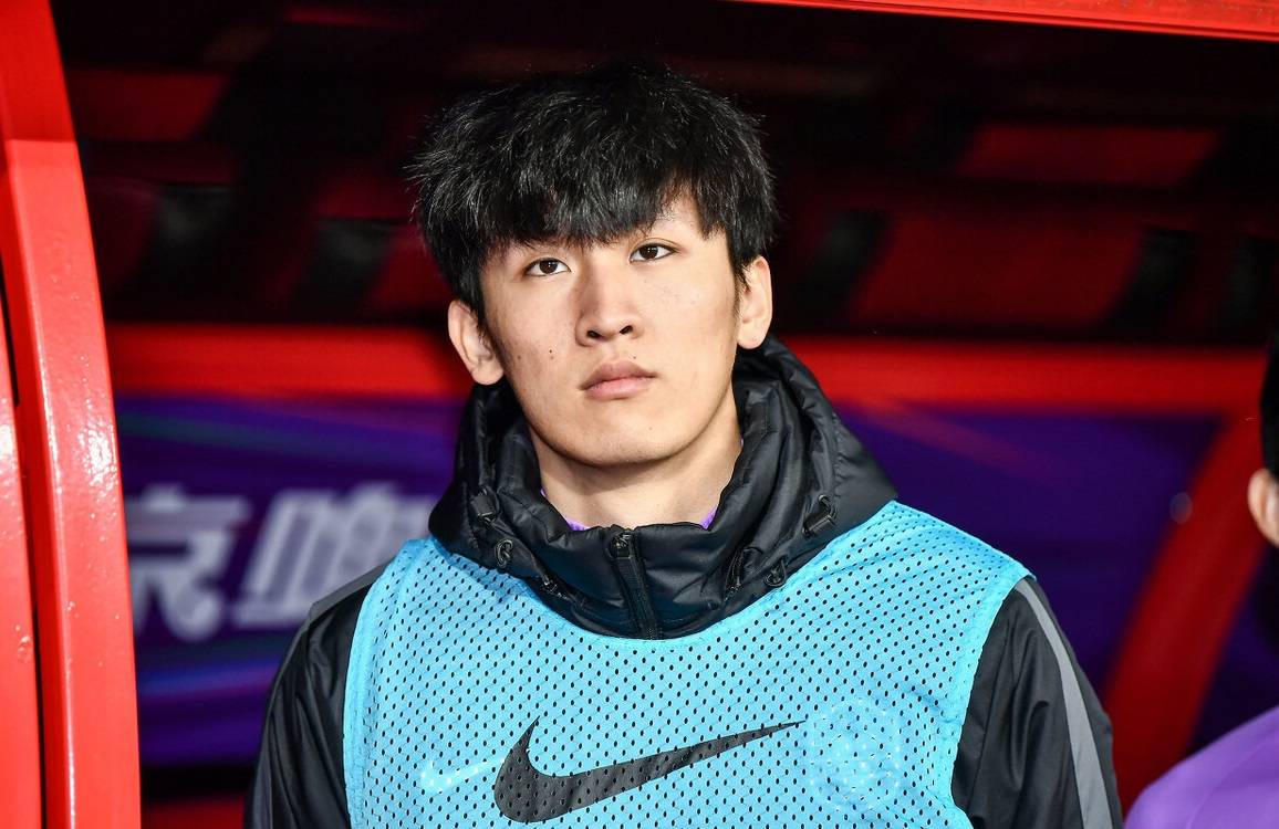 边前卫和中锋都是谢维军非常拿手的两个位置,很多球迷看过谢维军踢球