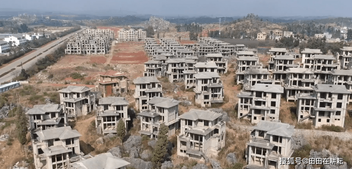 云南石林边的别墅群，被废弃快10年，如今无人接手