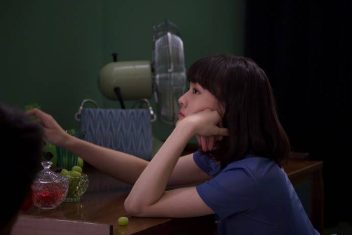 文淇对镜回眸,长腿吸睛. 文淇留短发少女感满满. 文淇侧颜优越好创.