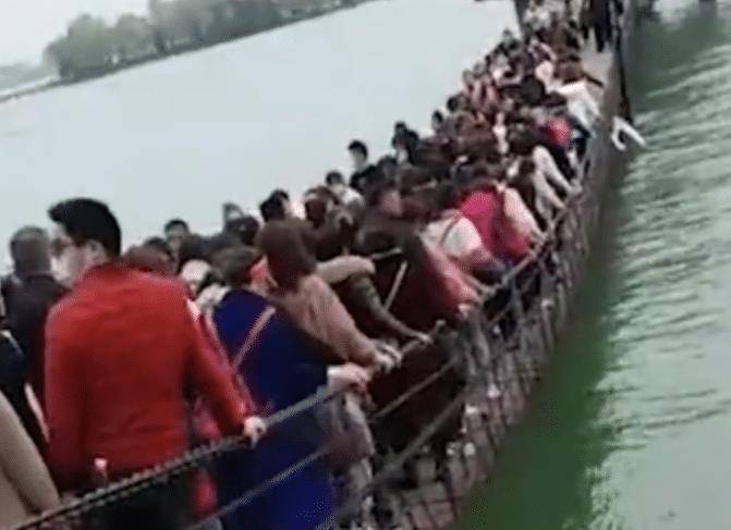 安徽一景区免费，大批游客拥上吊桥，重压之下桥面摇摇欲坠