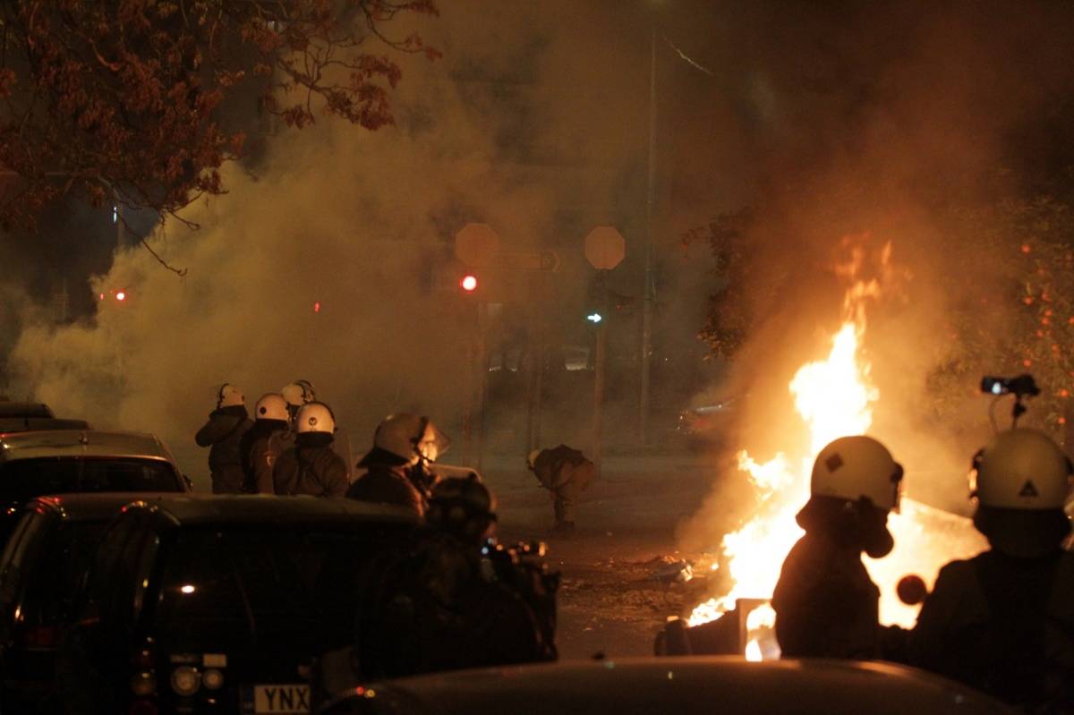 希腊约5千人游行抗议防疫措施检查引发的警民冲突-搜狐大视野-搜狐新闻