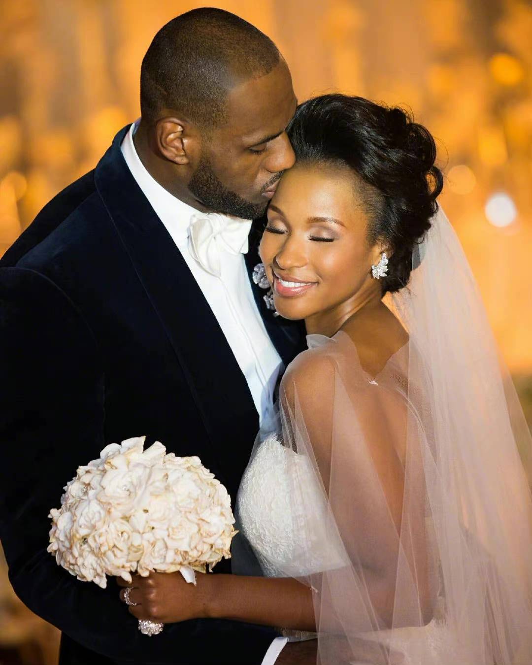 詹姆斯妻子罕见秀恩爱,湖人有望迎双20神锋?_德拉蒙德