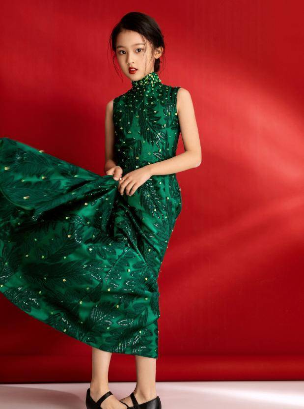 张若昀妹妹走红网络长得太美被禁整容十岁就有大长腿