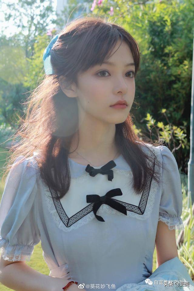 17岁靠脸火成美少女第一 却当摇钱树包养丑男友 恋爱脑 Buling
