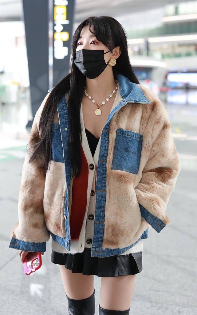 孔雪儿敞领口现身事业线微露 踩膝靴配短裙太撩人