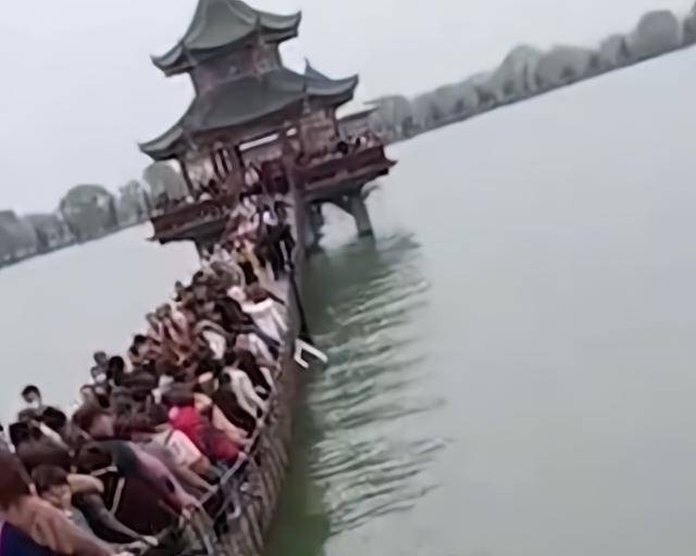 安徽：妇女节景区免费，游客扎堆上吊桥，重压之下摇摇欲坠