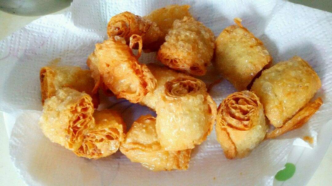浙江名菜,干炸响铃,色泽黄亮,形如马铃,松脆爽口