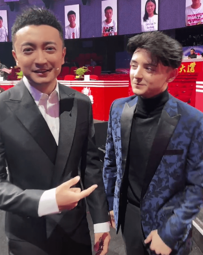 阿尔法晒与尼格买提同框视频,头发茂密告别秃头,状态回暖