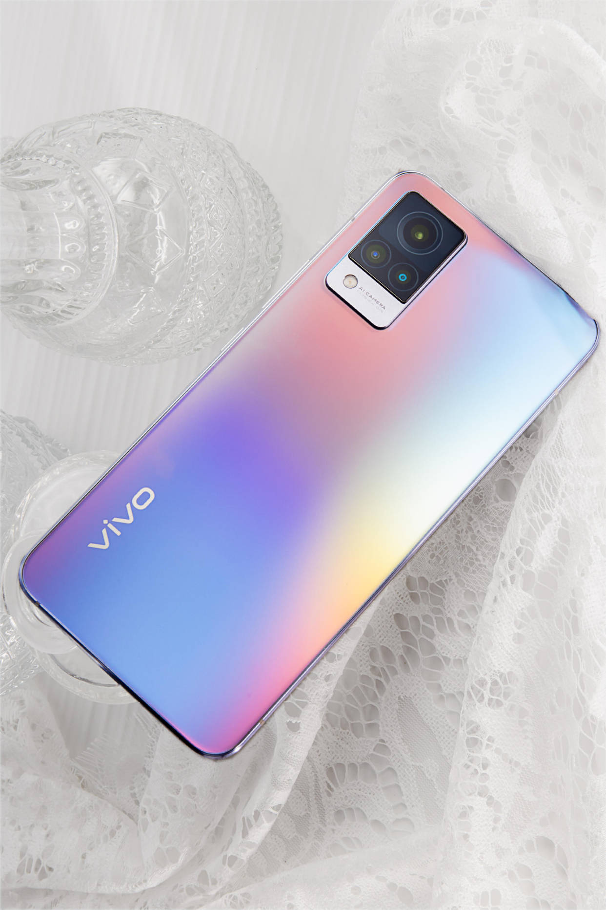 的vivo s9,就運用了大量的色彩美學工藝,讓消費者聚焦到手機顏值身上