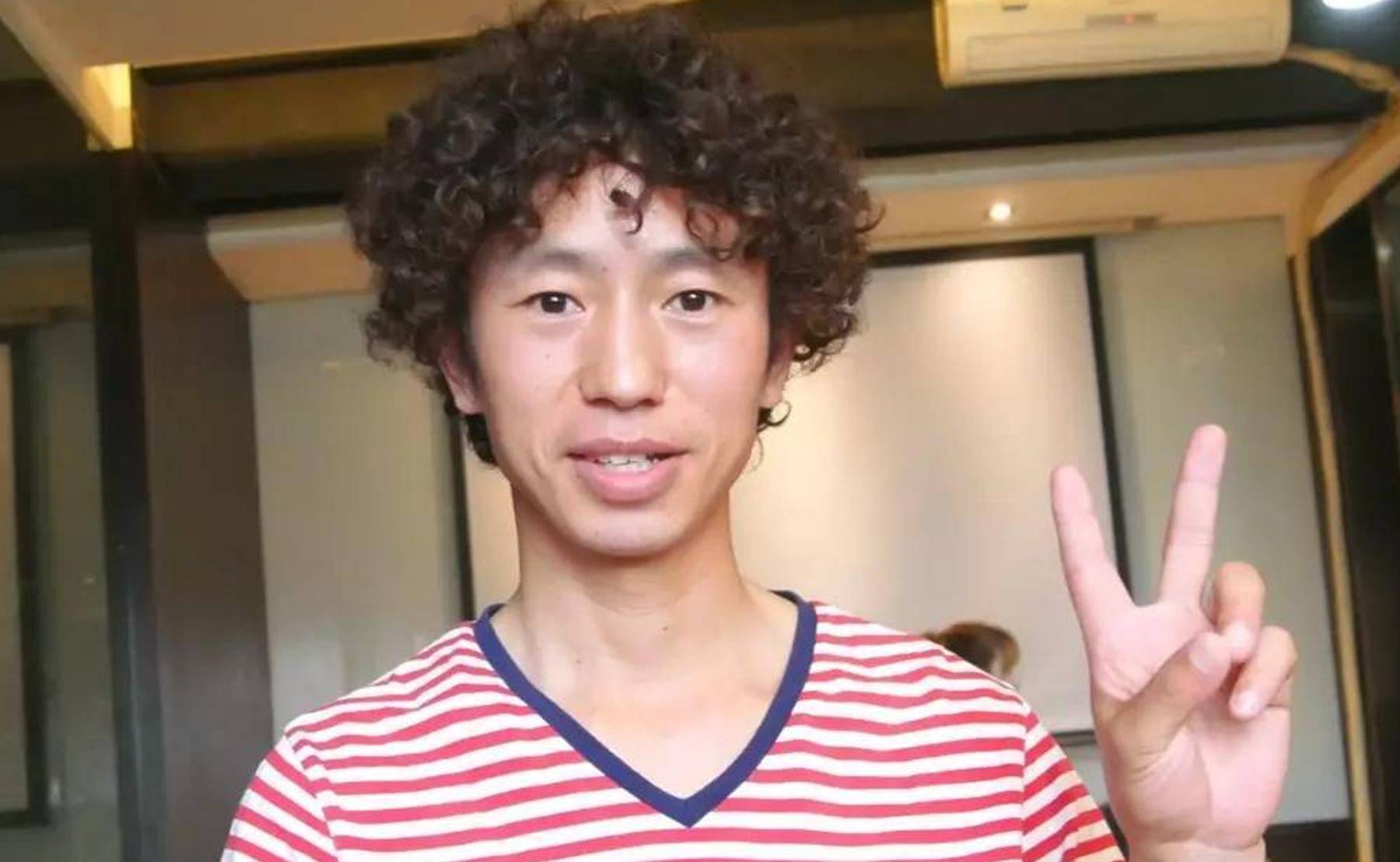 《我的滑板鞋》原唱庞麦郎为何家徒四壁住砖房,瘦50斤还打父母?