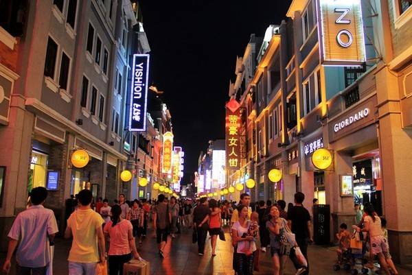 广州最有名的一条街，人来人往，热闹非凡，现在去的人少了许多